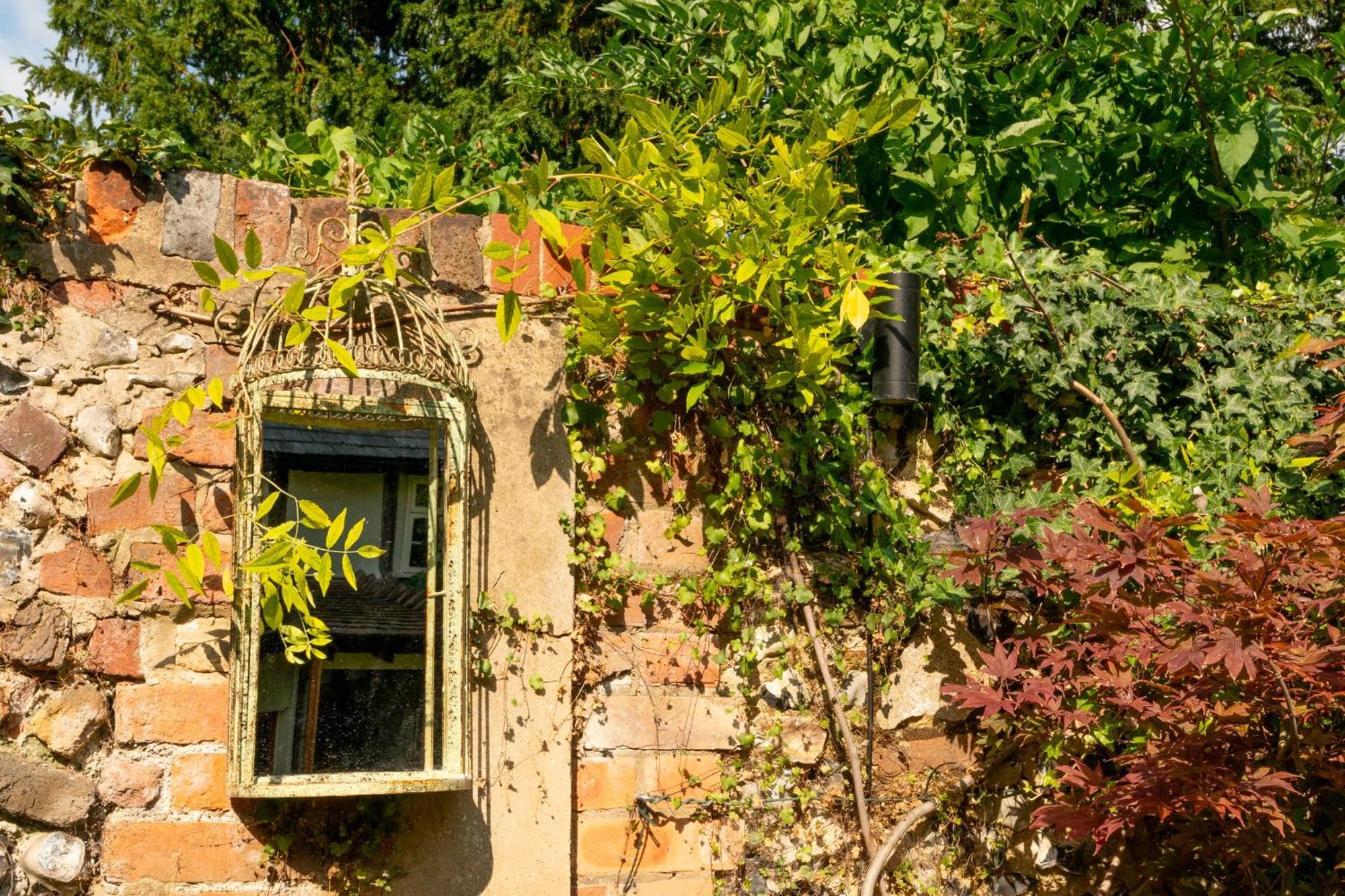 Miller Cottage A Luxury 1550'S Cottage In The Historic Centre Of Сафрън Уолдън Екстериор снимка